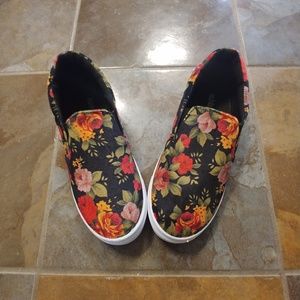 Super cute velvet slip on tennis shoes size 6